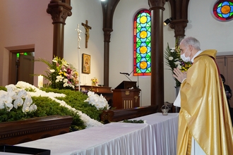 祭壇に向かって祈りを捧げるジュセッペ・ピアッツィニ神父（雪の聖母会チャプレン）